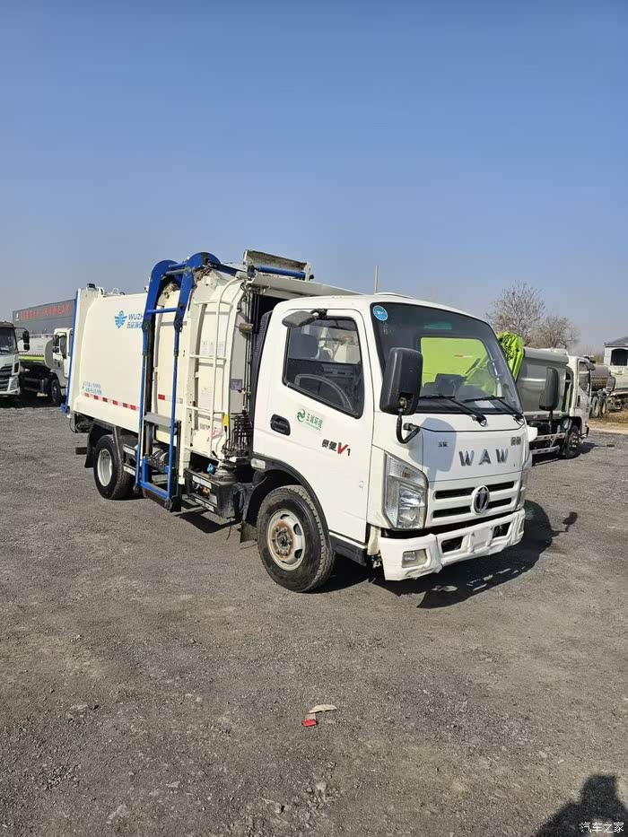 全新藍牌8方側掛桶垃圾車 國六排放，五征上裝130馬力高效之選